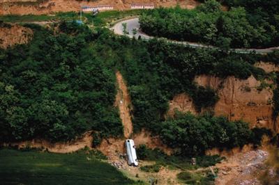 陕西大巴坠崖系严重责任事故 国务院成立调查组