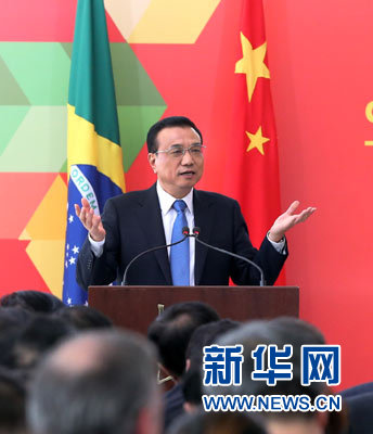 当地时间5月19日,国务院总理李克强在巴西利亚同巴西总统罗塞夫举行会谈后共同会见记者。 新华社记者 庞兴雷 摄 当地时间5月19日,国务院总理李克强在巴西利亚同巴西总统罗塞夫举行会谈后共同会见记者。 新华社记者 庞兴雷 摄