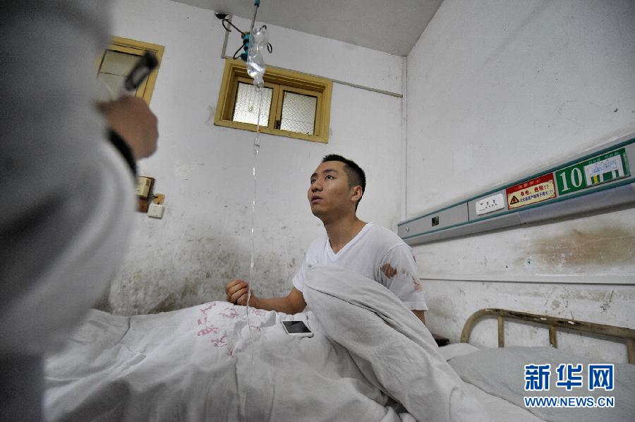 (突发事件)(2)新宁车祸伤员在医院接受治疗