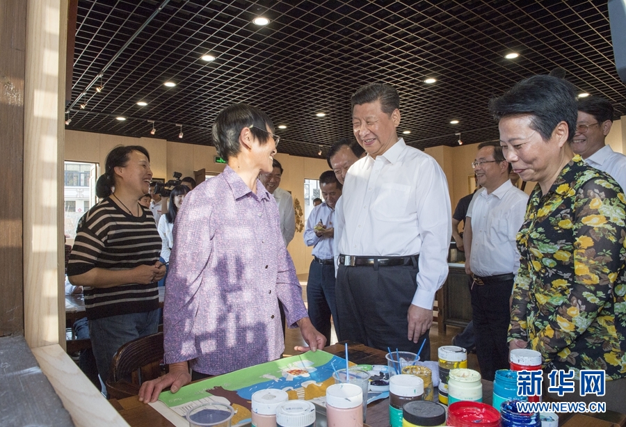 这是5月25日下午,习近平在舟山定海区干(览加石旁)镇新建社区群众艺术创作中心,同正在创作渔民画的村民亲切交谈。 新华社记者 谢环驰 摄 这是5月25日下午,习近平在舟山定海区干(览加石旁)镇新建社区群众艺术创作中心,同正在创作渔民画的村民亲切交谈。 新华社记者 谢环驰 摄