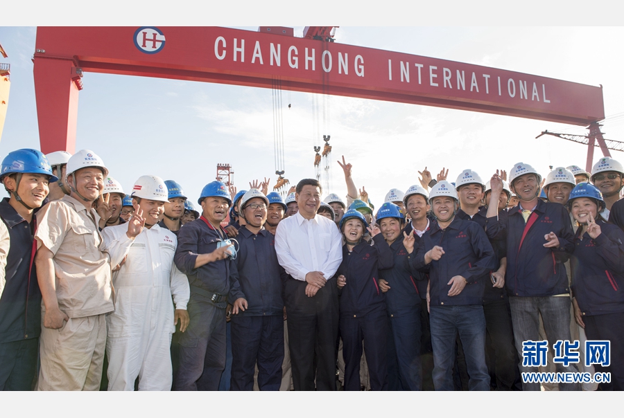 这是5月25日下午,习近平在长宏国际船舶修造有限公司与现场工人们合影。 新华社记者 谢环驰 摄 这是5月25日下午,习近平在长宏国际船舶修造有限公司与现场工人们合影。 新华社记者 谢环驰 摄