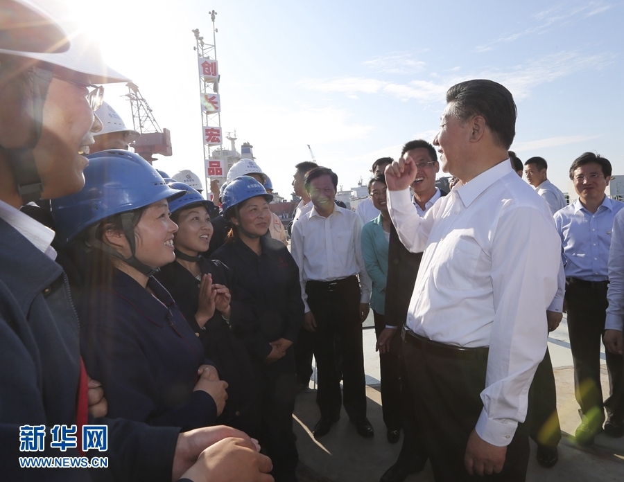 这是5月25日下午,习近平在长宏国际船舶修造有限公司同工人们亲切交谈。 新华社记者 兰红光 摄 这是5月25日下午,习近平在长宏国际船舶修造有限公司同工人们亲切交谈。 新华社记者 兰红光 摄