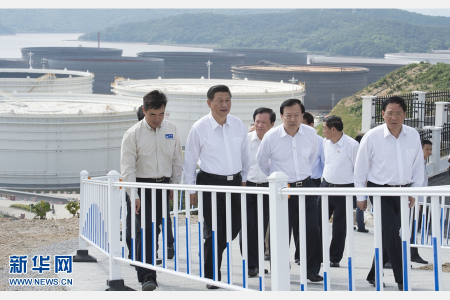 这是5月25日下午,习近平在岙山国家战略石油储备基地视察。 新华社记者 谢环驰 摄 这是5月25日下午,习近平在岙山国家战略石油储备基地视察。 新华社记者 谢环驰 摄