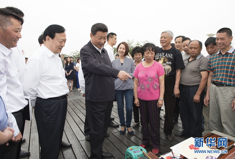 这是5月26日下午，习近平在杭州钱江新城城市阳台与群众亲切交谈。 新华社记者 谢环驰 摄