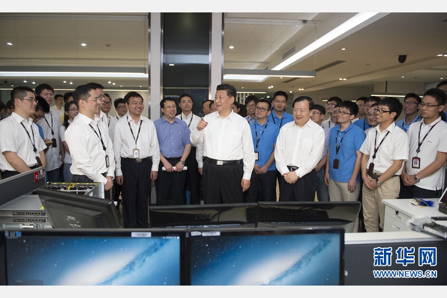 这是5月26日下午，习近平在杭州海康威视数字技术股份有限公司研发中心勉励科技人员多出成果。 新华社记者 谢环驰 摄 