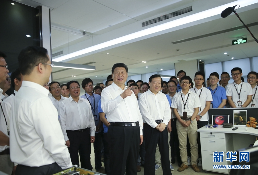 5月25日至27日，中共中央总书记、国家主席、中央军委主席习近平在浙江考察调研。这是5月26日下午，习近平在杭州海康威视数字技术股份有限公司研发中心勉励科技人员多出成果。 新华社记者 兰红光 摄