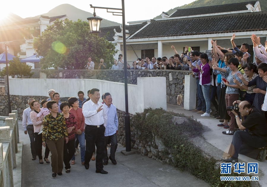 这是5月25日下午,习近平在舟山定海区干(览加石旁)镇新建社区视察。 新华社记者 谢环驰 摄 这是5月25日下午,习近平在舟山定海区干(览加石旁)镇新建社区视察。 新华社记者 谢环驰 摄