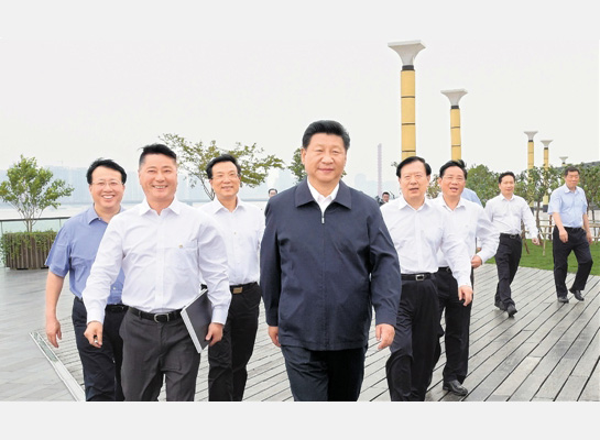 5月26日，习近平总书记考察杭州市钱江新城时健步走在城市阳台。 记者 黄曙林 梁臻 摄