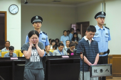 女子睡觉被吵醒捂死2岁儿子庭审现场一直哭