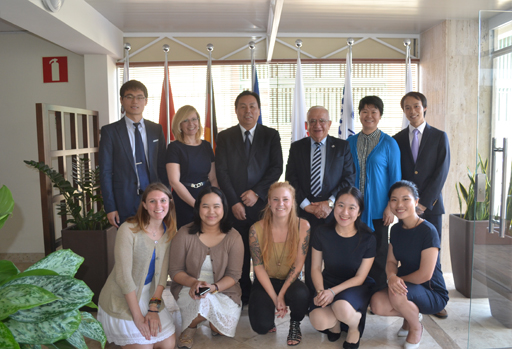房建孟与在国际海洋学院学习海洋管理硕士学位的中外学生合影
