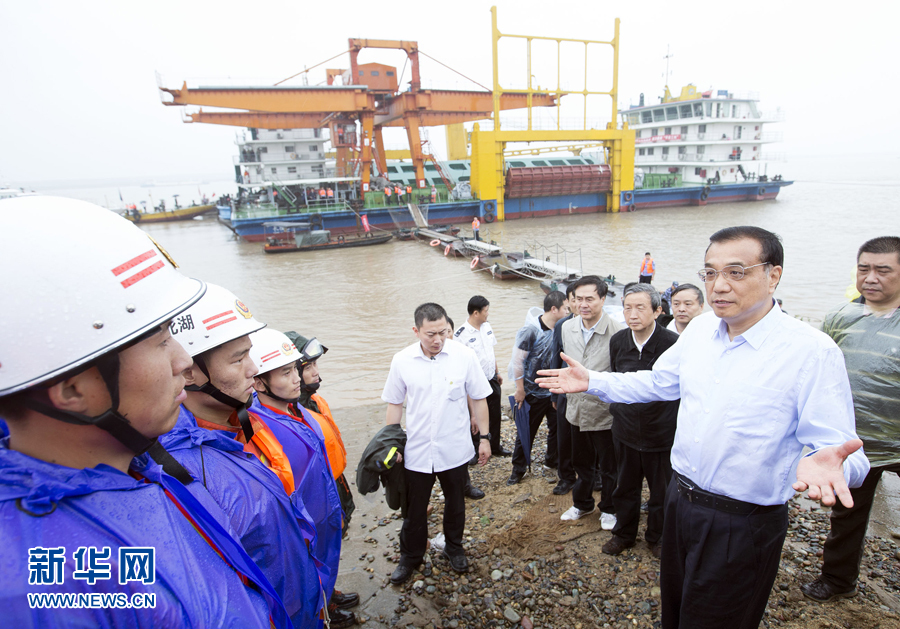 这是李克强向奋战在救援一线的官兵和工作人员表示感谢。 新华社记者 黄敬文 摄 