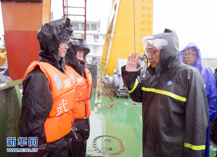 这是李克强向奋战在救援一线的官兵和工作人员表示感谢。 新华社记者 黄敬文 摄