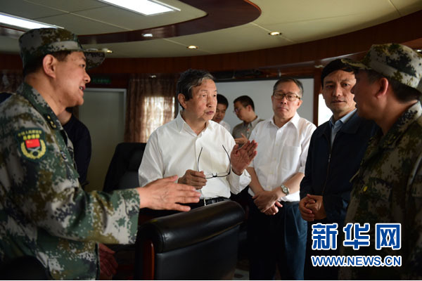 6月5日，中共中央政治局委员、国务院副总理马凯再次来到湖北省监利县&ldquo;东方之星&rdquo;号客轮翻沉事件事发现场，实地察看各项救援工作进展，指导船体扶正作业和遇险人员搜救，并主持研究下一步救援和善后的有关工作。新华社记者 郝同前 摄 