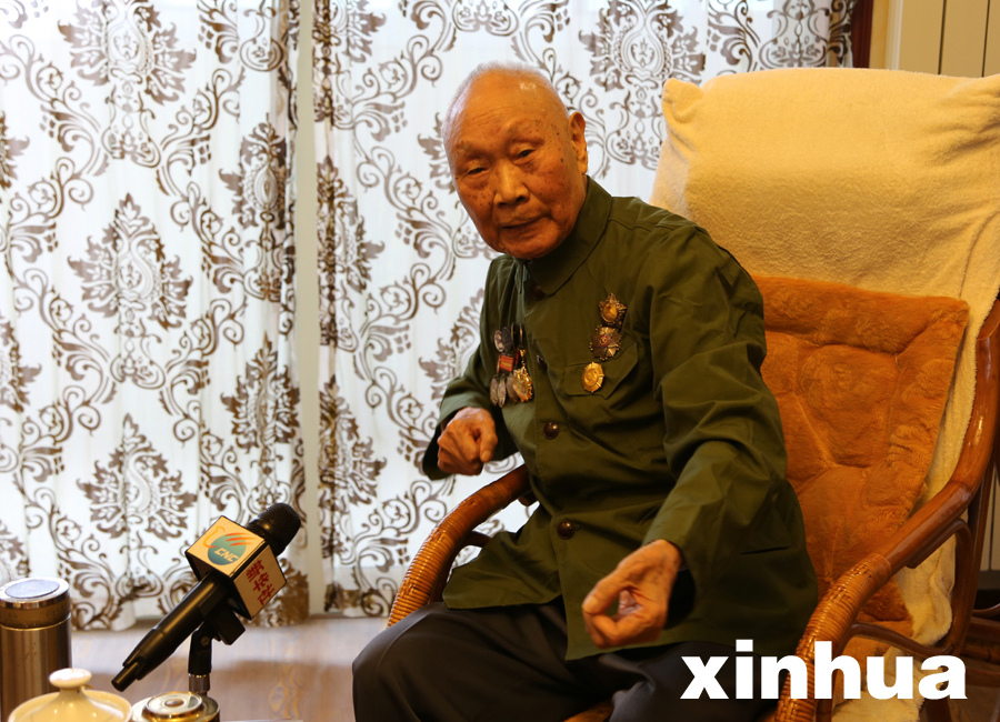 抗战老兵刘保同接受新华网采访,讲述当年战斗经历.(连迅 摄)