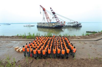6月8日，负责清理工作的湖北省军区某舟桥旅官兵完成任务后向&ldquo;东方之星&rdquo;客轮默哀并告别。