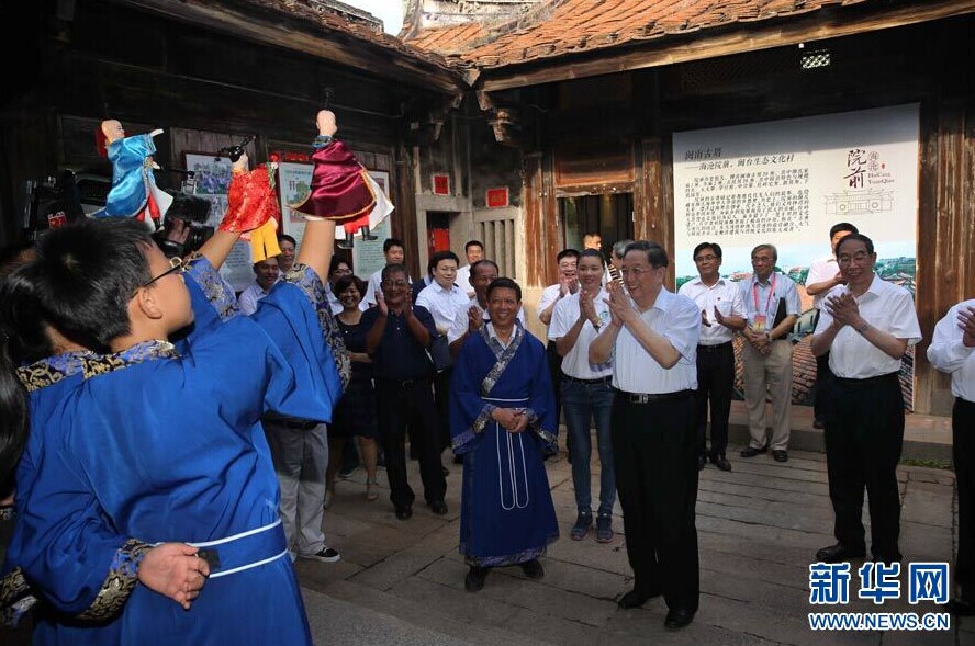 6月13日，中共中央政治局常委、全国政协主席俞正声来到厦门市海沧区青礁村院前社出席两岸&ldquo;同名村、心连心&rdquo;交流活动，并与部分前来参加第七届海峡论坛的乡亲座谈。这是俞正声在闽南古厝大夫第看望上国学课的&ldquo;两岸阳光故事家族&rdquo;师生，观看学生的传统文化表演。 新华社记者刘卫兵摄