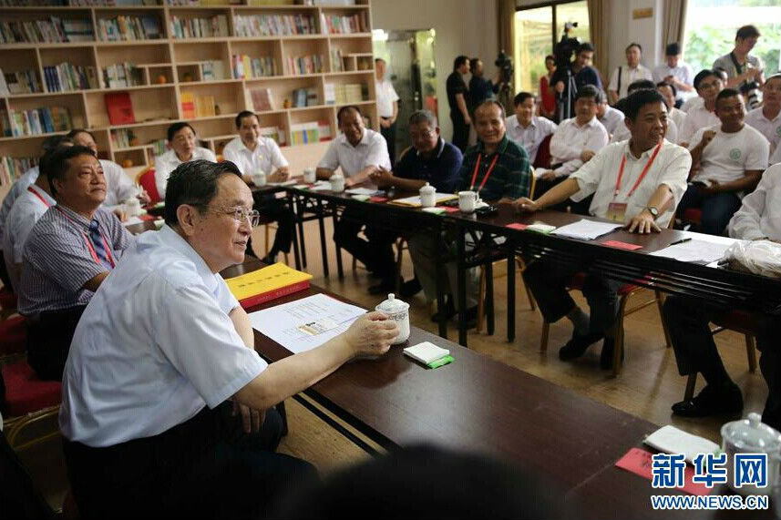 6月13日，中共中央政治局常委、全国政协主席俞正声来到厦门市海沧区青礁村院前社出席两岸&ldquo;同名村、心连心&rdquo;交流活动，并与部分前来参加第七届海峡论坛的乡亲座谈。这是俞正声与前来参加海峡论坛的部分两岸同名村乡亲交流座谈。 新华社记者刘卫兵摄