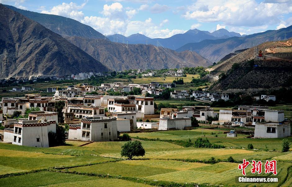 坐落在半山的乡城——香巴拉镇.