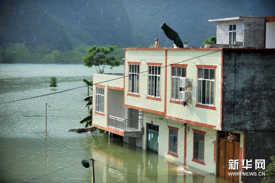 这是马山县百龙滩镇龙昌村波玉屯被水淹的房屋(6月16日摄).