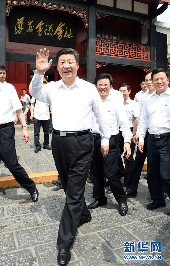 6月16日至18日，中共中央总书记、国家主席、中央军委主席习近平在贵州调研。这是16日下午，习近平在参观遵义会议会址时向群众招手致意。 新华社记者李学仁摄