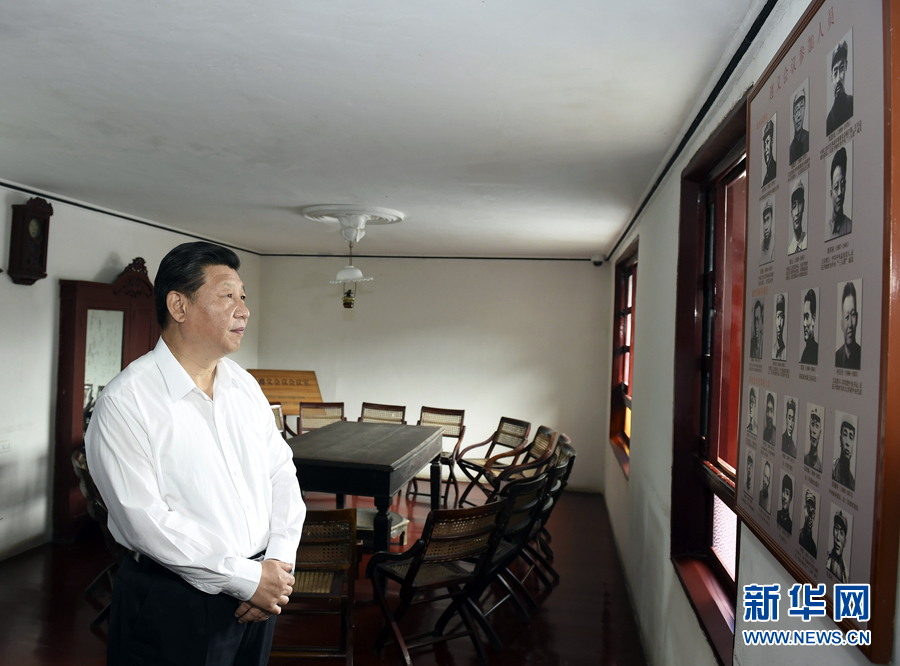 6月16日至18日，中共中央总书记、国家主席、中央军委主席习近平在贵州调研。这是16日下午，习近平在参观遵义会议会议室时，向墙上的遵义会议参加人员照片深情凝视。 新华社记者李学仁摄 
