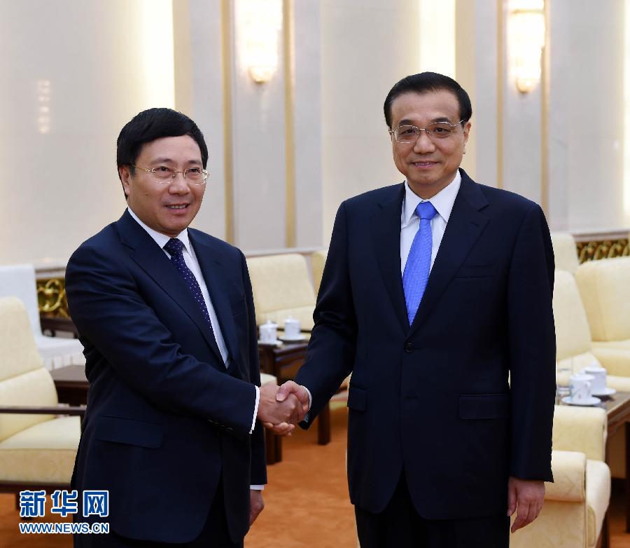 6月18日，国务院总理李克强在北京人民大会堂会见来华共同主持中越双边合作指导委员会第八次会议的越南副总理兼外交部长范平明。 新华社记者饶爱民 摄 