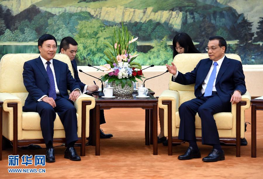 6月18日,国务院总理李克强在北京人民大会堂会见来华共同主持中越双边合作指导委员会第八次会议的越南副总理兼外交部长范平明。 新华社记者饶爱民 摄 6月18日,国务院总理李克强在北京人民大会堂会见来华共同主持中越双边合作指导委员会第八次会议的越南副总理兼外交部长范平明。 新华社记者饶爱民 摄
