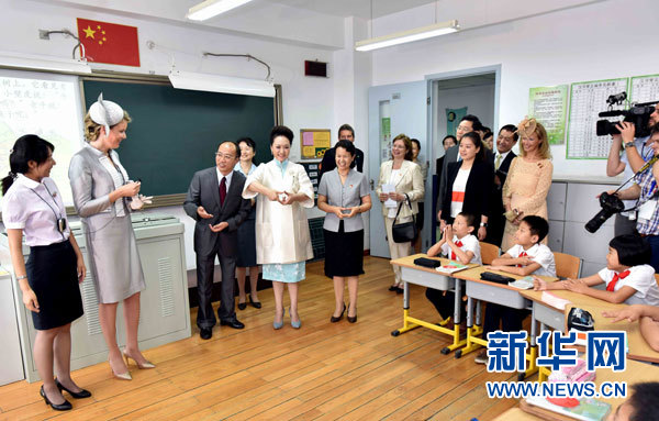 这是彭丽媛同玛蒂尔德在北京启喑实验学校与学生交流。新华社记者 李涛 摄 这是彭丽媛同玛蒂尔德在北京启喑实验学校与学生交流。新华社记者 李涛 摄