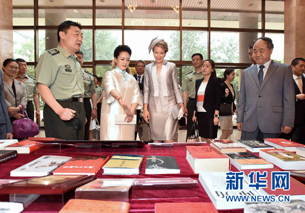 这是彭丽媛陪同玛蒂尔德在中国人民解放军艺术学院观看作品展示。新华社记者 李涛 摄 这是彭丽媛陪同玛蒂尔德在中国人民解放军艺术学院观看作品展示。新华社记者 李涛 摄