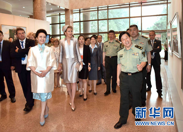 这是彭丽媛陪同玛蒂尔德在中国人民解放军艺术学院观看作品展示。新华社记者 李涛 摄 这是彭丽媛陪同玛蒂尔德在中国人民解放军艺术学院观看作品展示。新华社记者 李涛 摄