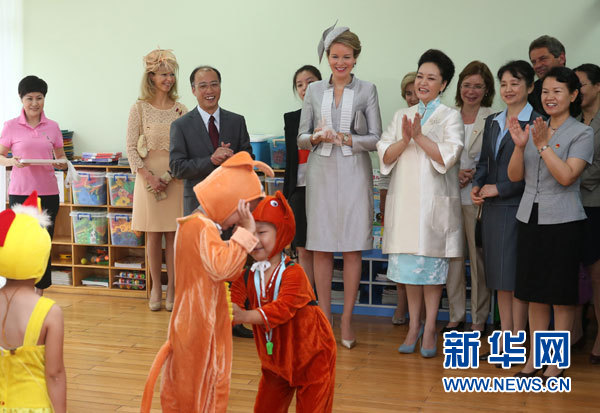 这是彭丽媛同玛蒂尔德在北京启喑实验学校观看学前康复部幼儿表演的节目《动物运动会》。新华社记者 庞兴雷 摄 这是彭丽媛同玛蒂尔德在北京启喑实验学校观看学前康复部幼儿表演的节目《动物运动会》。新华社记者 庞兴雷 摄