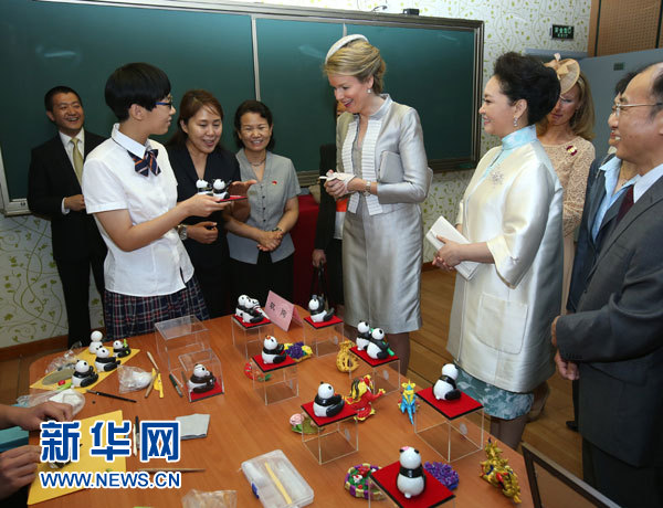 这是彭丽媛同玛蒂尔德在北京启喑实验学校观看学生们的陶艺作品。新华社记者 庞兴雷 摄 这是彭丽媛同玛蒂尔德在北京启喑实验学校观看学生们的陶艺作品。新华社记者 庞兴雷 摄