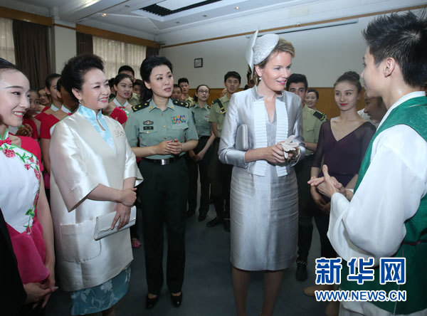 这是彭丽媛同玛蒂尔德在中国人民解放军艺术学院舞蹈教室与学员们交流。新华社记者 庞兴雷 摄 这是彭丽媛同玛蒂尔德在中国人民解放军艺术学院舞蹈教室与学员们交流。新华社记者 庞兴雷 摄