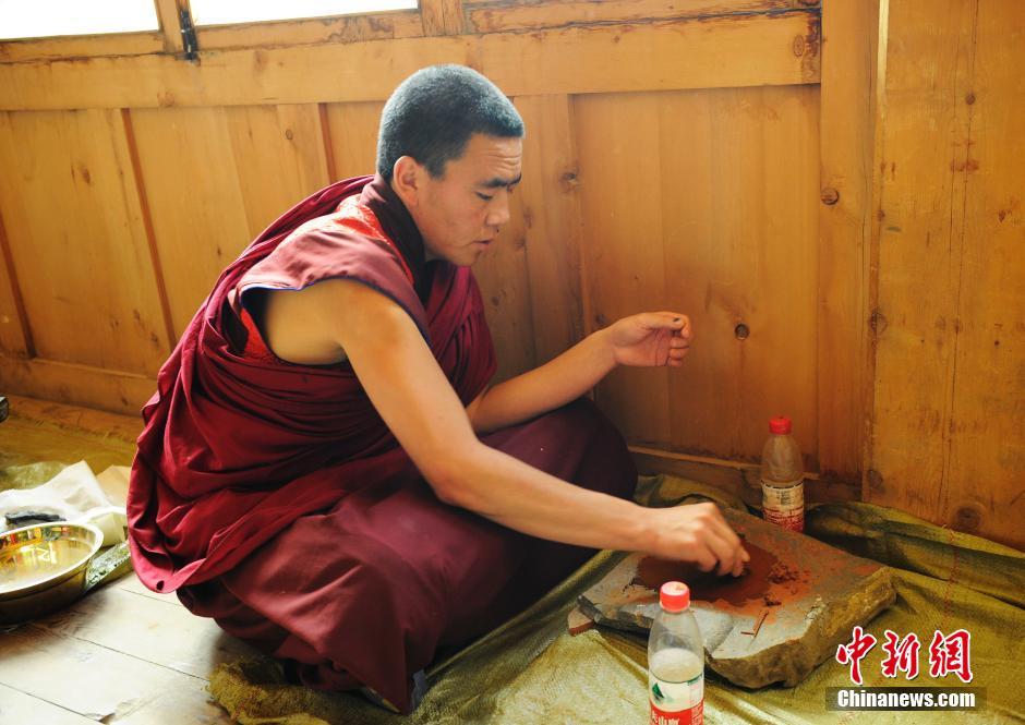 探访四川阿坝县查理寺"心之浪"艺术画院
