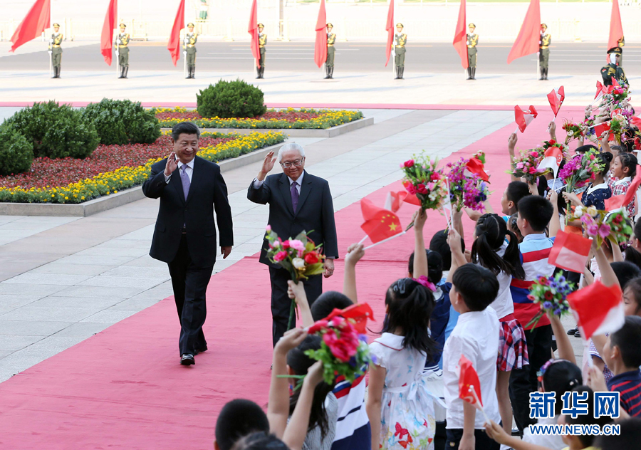 习近平举行仪式欢迎新加坡总统陈庆炎访华