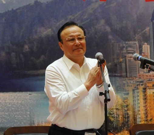 新疆维吾尔自治区政府主席雪克来提·扎克尔宣布活动启动.