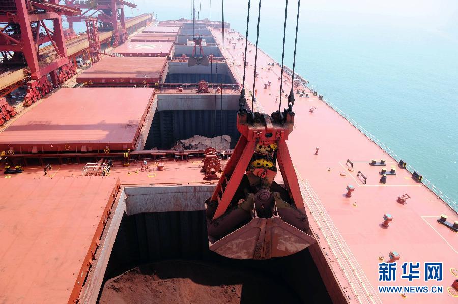 世界最大矿石船首次靠泊我国港口