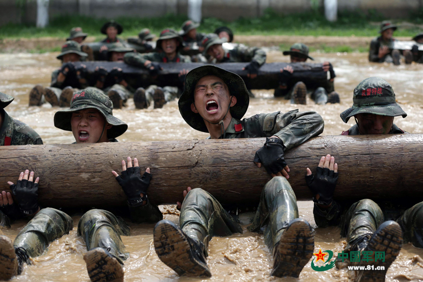 7月10日,100名特战预备队员在武警北京总队某部训练基地举行"魔鬼日"