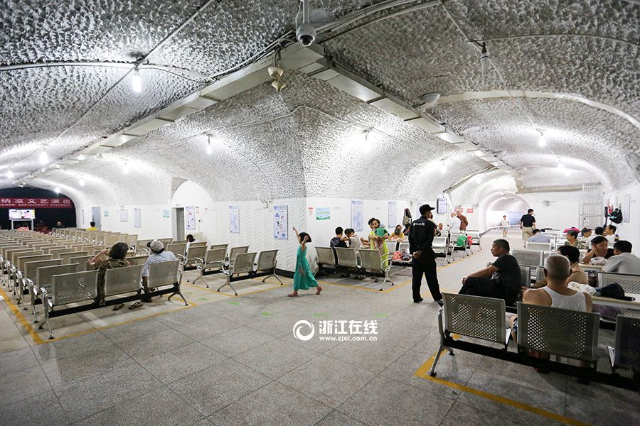杭州高温蹿得快市民进防空洞避暑组图