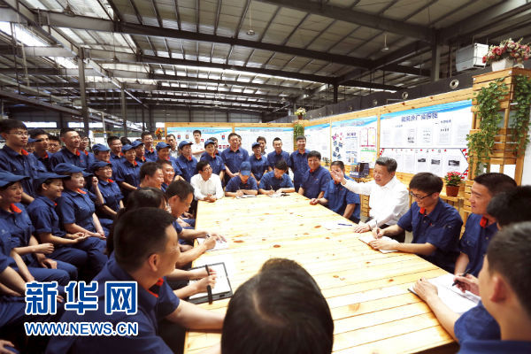 这是7月17日，习近平在吉林东北工业集团长春一东离合器股份有限公司的车间班组园地同职工座谈。新华社记者 鞠鹏 摄 