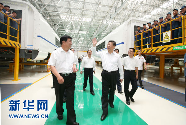 这是7月17日，习近平在中国中车长春轨道客车股份有限公司考察。新华社记者 姚大伟 摄