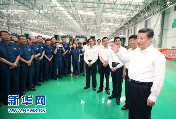 这是7月17日，习近平在中国中车长春轨道客车股份有限公司考察时同现场职工交流。新华社记者 姚大伟 摄