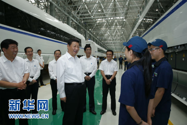 这是7月17日，习近平在中国中车长春轨道客车股份有限公司总装车间同接线班工人亲切交谈。新华社记者 鞠鹏 摄 