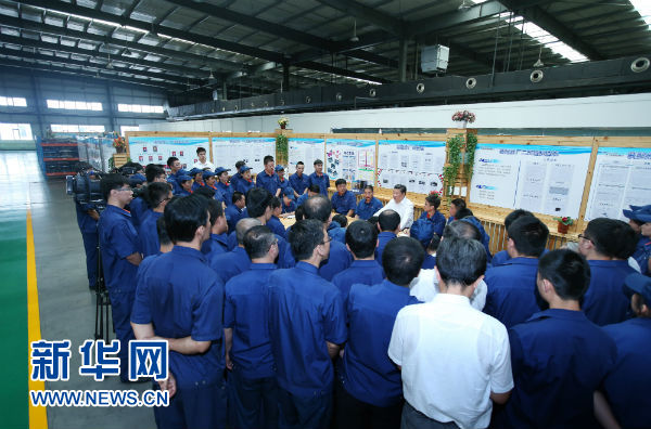 这是7月17日，习近平在吉林东北工业集团长春一东离合器股份有限公司的车间班组园地同职工座谈。新华社记者 姚大伟 摄 