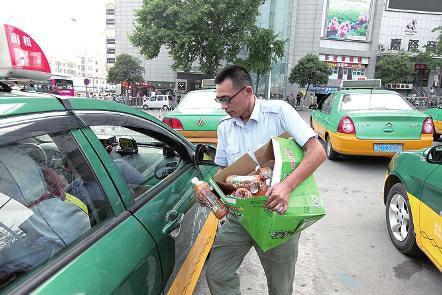 朋友说：平时对自己很抠，帮助别人却毫不吝啬