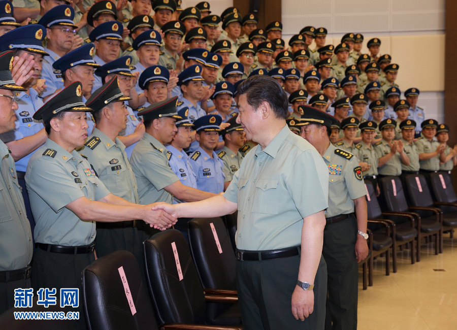 这是7月18日下午，习近平亲切接见集团军机关处以上领导干部、师旅单位主官和驻长春部队师以上领导干部、建制团单位主官。 新华社记者 李刚 摄