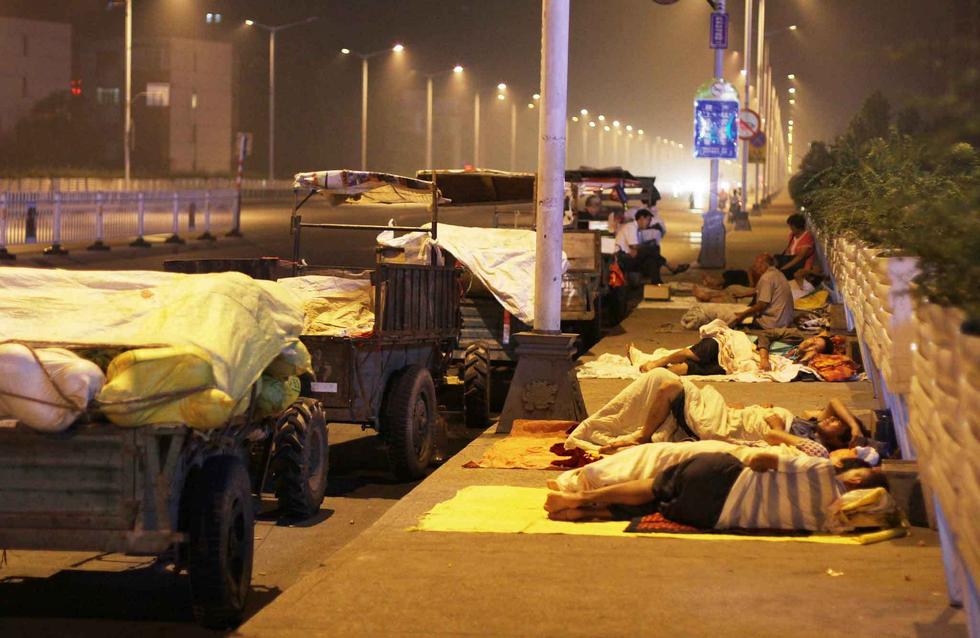 河南洛阳：瓜农进城卖瓜夜宿桥头