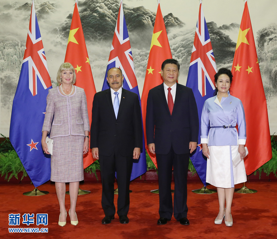 7月21日，国家主席习近平在北京人民大会堂东门外广场为新西兰总督迈特帕里举行欢迎仪式。这是习近平主席和夫人彭丽媛在人民大会堂同迈特帕里总督夫妇合影。 新华社记者 兰红光 摄