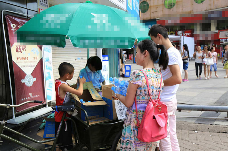 少年姐弟为救患癌母亲卖水筹钱
