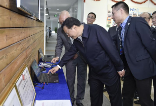 总理见证首家互联网银行第一笔贷款。李克强2015年1月4日在深圳前海微众银行敲下电脑回车键,卡车司机徐军就拿到了3.5万元贷款。这是微众银行作为国内首家开业的互联网民营银行完成的第一笔放贷业务。该银行既无营业网点,也无营业柜台,更无需财产担保,而是通过人脸识别技术和大数据信用评级发放贷款。